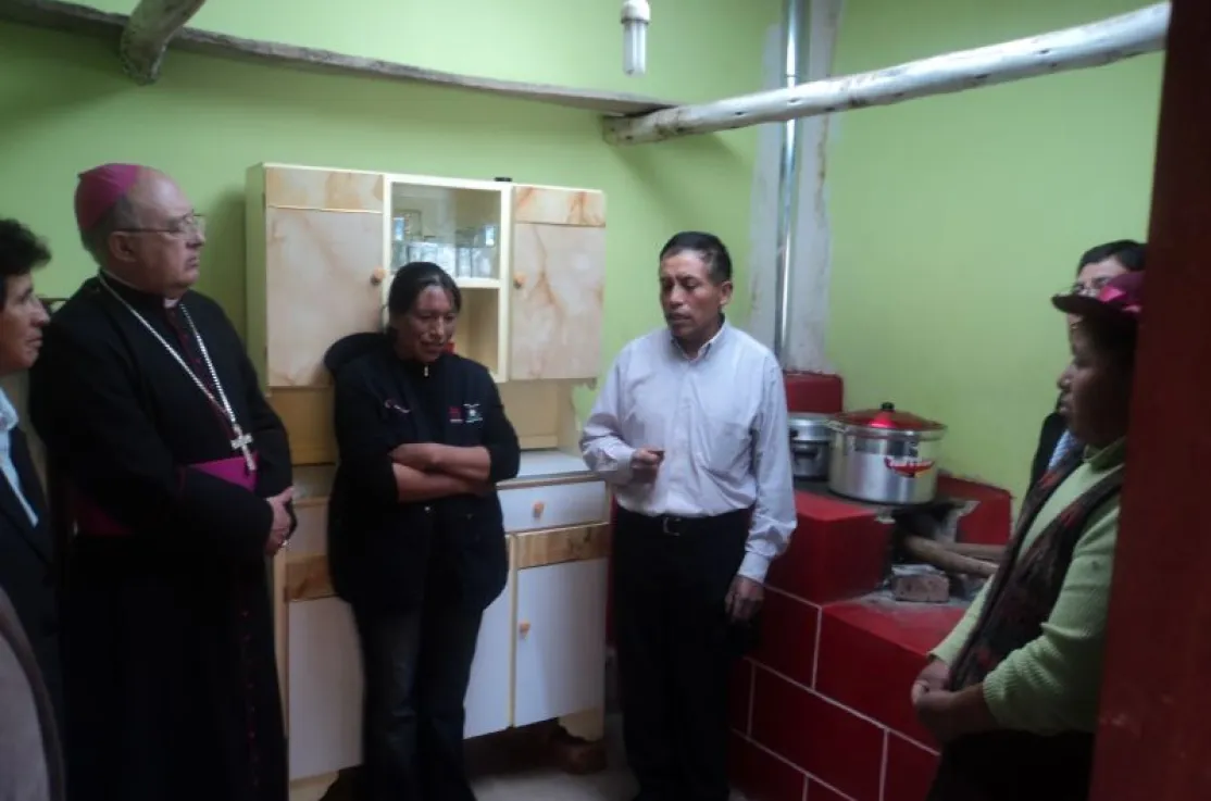 Monseñor Pedro Barreto en Perú visita las cocinas mejoradas de proyectos apoyados por Manos Unidas. Fotos Cártias Huancayo