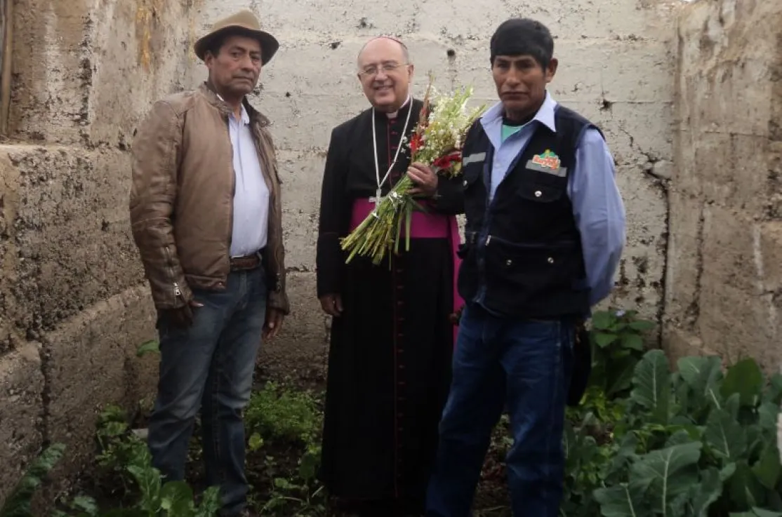 Monseñor Pedro Barreto en Perú visita uno de los proyectos de Manos Unidas. Foto Cáritas Huancayo