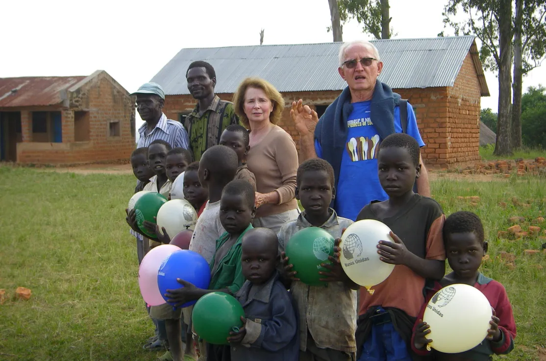 Padre Jesús Jimeno con niños de una escula rural