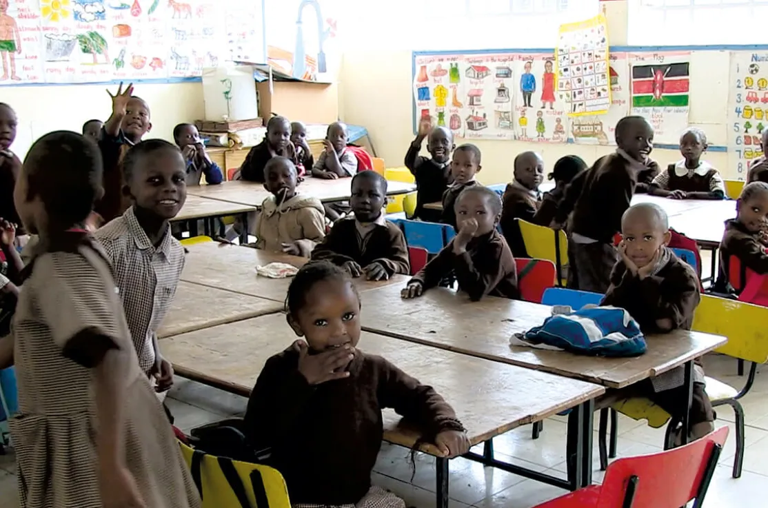 Varios alumnos del Centro de Promoción de Mukuru (Kenia) en una de las aulas de primaria
