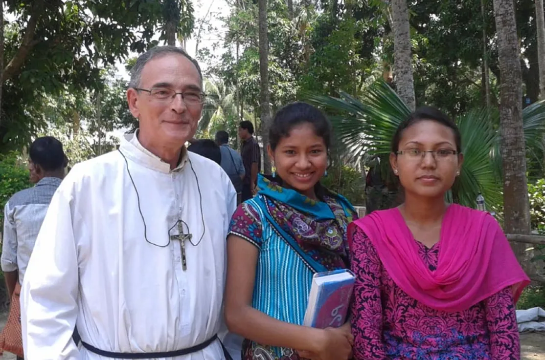 Eugenio Sanz con algunos de los niños de Gyasnogor en Bangladesh