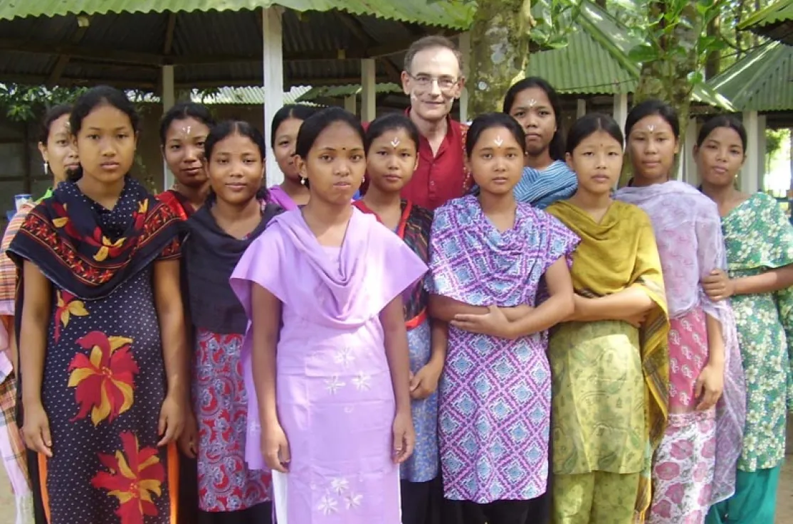 Eugenio Sanz con algunos de los niños de Gyasnogor en Bangladesh