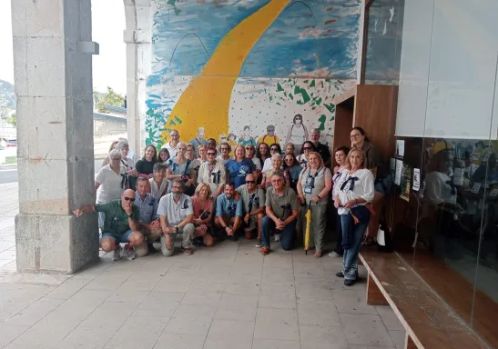 Grupo de la "Ruta solidaria" en el puerto de Ferrol.