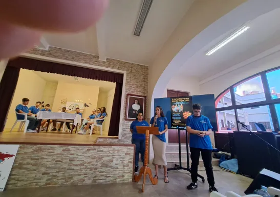 Estudiantes del colegio María Auxiliadora de Telde, Gran Canaria, representando una obra de teatro para las V Jornadas por un mundo mejor en mayo de 2026.