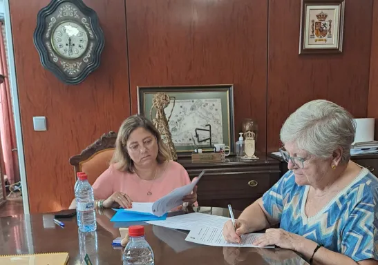 Momento de la firma por la alcaldesa, Dª Marí Victoria Martín de San Pablo y la delegada diocesana de Manos Unidas de Toledo, Dª Ana Marí Gómez.