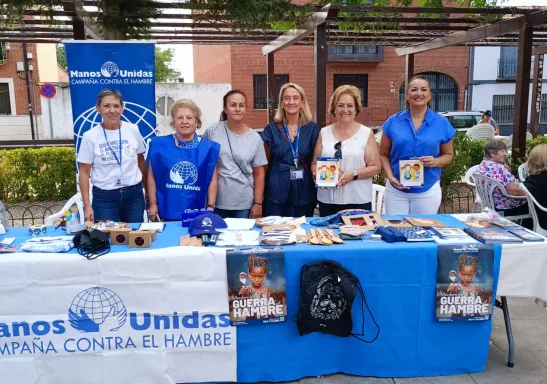 La alcaldesa de Alovera María Purificación Tortuero con voluntarios de Manos Unidas.