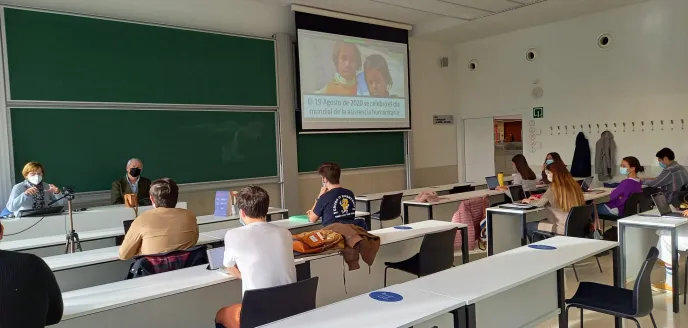 Charla de ayuda humanitaria en la Universidad de Navarra con alumnos del grado de Relaciones Internacionales