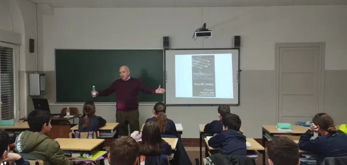 El misionero Mateo Aguirre en el Colegio Liceo Monjardín de Pamplona