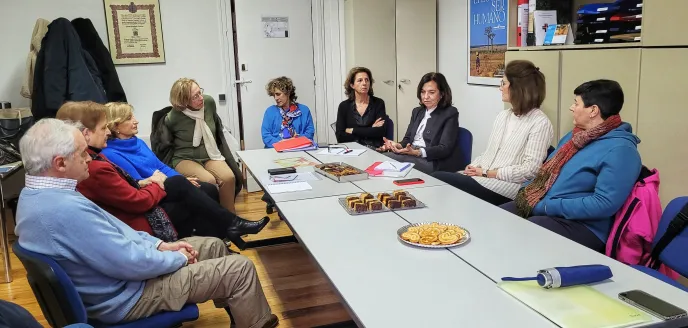 En la delegación de Pamplona con Clara Pardo conociendo a las voluntarias