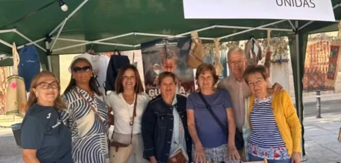 Los voluntarios de MANOS UNIDAS de Illescas en su puesto de venta del mercadillo