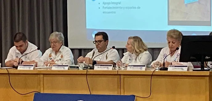 Ana María Gómez, segunda por la izquierda, durante su presentación.