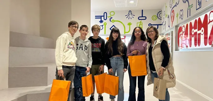 Los 5 alumnos ganadres del 2º premio de Clipmetrajes de Navarra acompañados por su profesora Mª Jesús Tabar