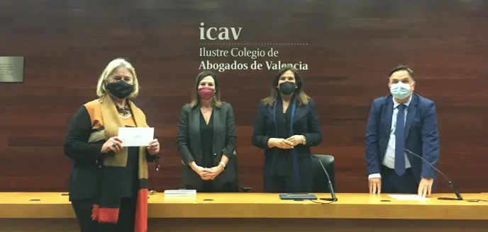 Ana Ruiz Ruiz, delegada de Manos Unidas Valencia, recoge el cheque de manos de la decana del ICAV, Auxiliadora Borja