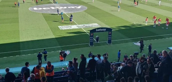 Levante UD ha mostrado la campaña de Manos Unidas en su campo de forma altruista. 
