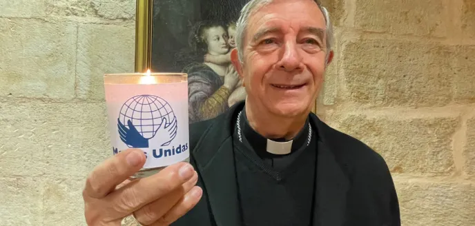 El obispo de Salamanca, Mons. José Luis Retana, también se suma al gesto solidario “Enciende la llama”