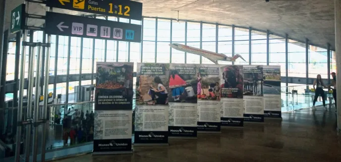 Exposición de Manos Unidas en el Aeropuerto de Manises, Valencia. 