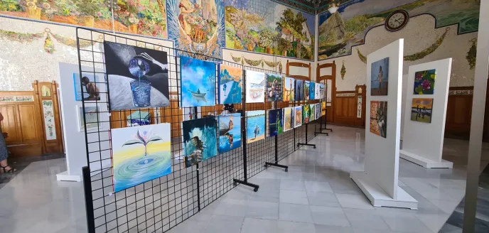 Exposición solidaria a beneficio de Manos Unidas Valencia en la Estación del Norte, Sala de los Mosaicos.. 