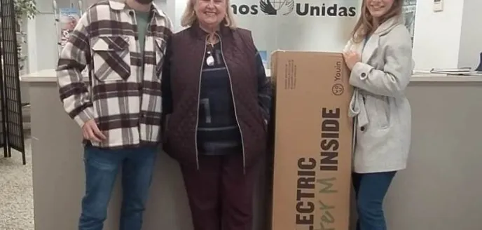 Andrés Sánchez Vázquez, el ganador, con la delegada de Valencia Ana Ruiz Ruiz, el patinete y la novia del premiado. 