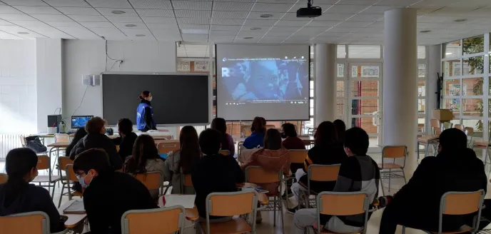 Taller impartido en el IES Districte Marítim por parte de Manos Unidas Valencia en su Feria Solidaria.