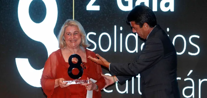 Ana Ruiz recibe el premio de manos de Carlos Mazón, presidente de la Diputación de Alicante. 