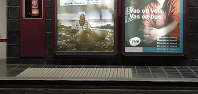 Publicidad de la nueva campaña de Manos Unidas en el metro