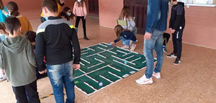 Los alumnos han mostrado mucho interés por la actividad de robótica promovida por Manos Unidas Valencia con el apoyo de la Generalitat Valenciana. 