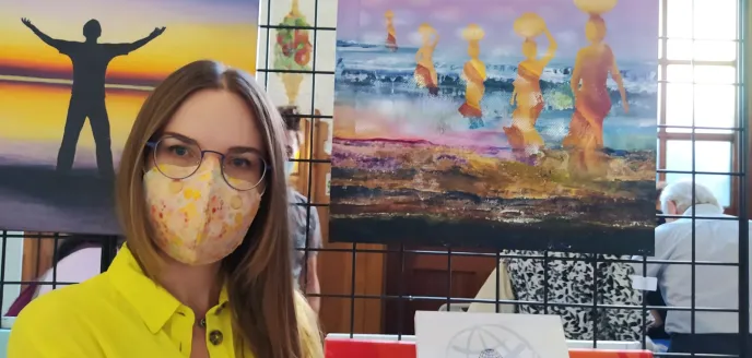 Anna de Riga, autora de "Camino de sed", primer premio de Manos Unidas Valencia en la exposición solidaria. 