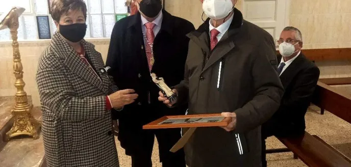 Ángel Marín, vicedelegado de Manos Unidas Valencia recibe el premio de manos de los Clavarios Mayores del Altar Playa Francisco Carles Salvador y Encarna Astillero Lozano. 