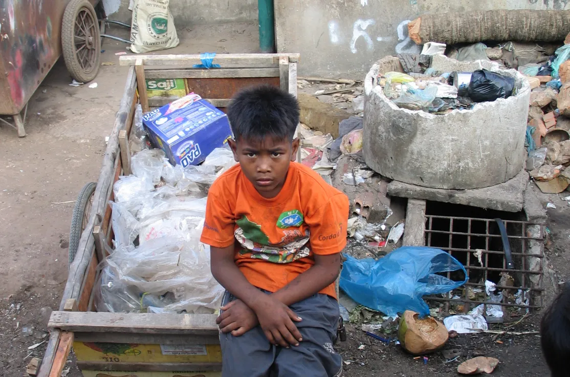 Recicldor de basura en Camboya.Proyecto CSARO.
