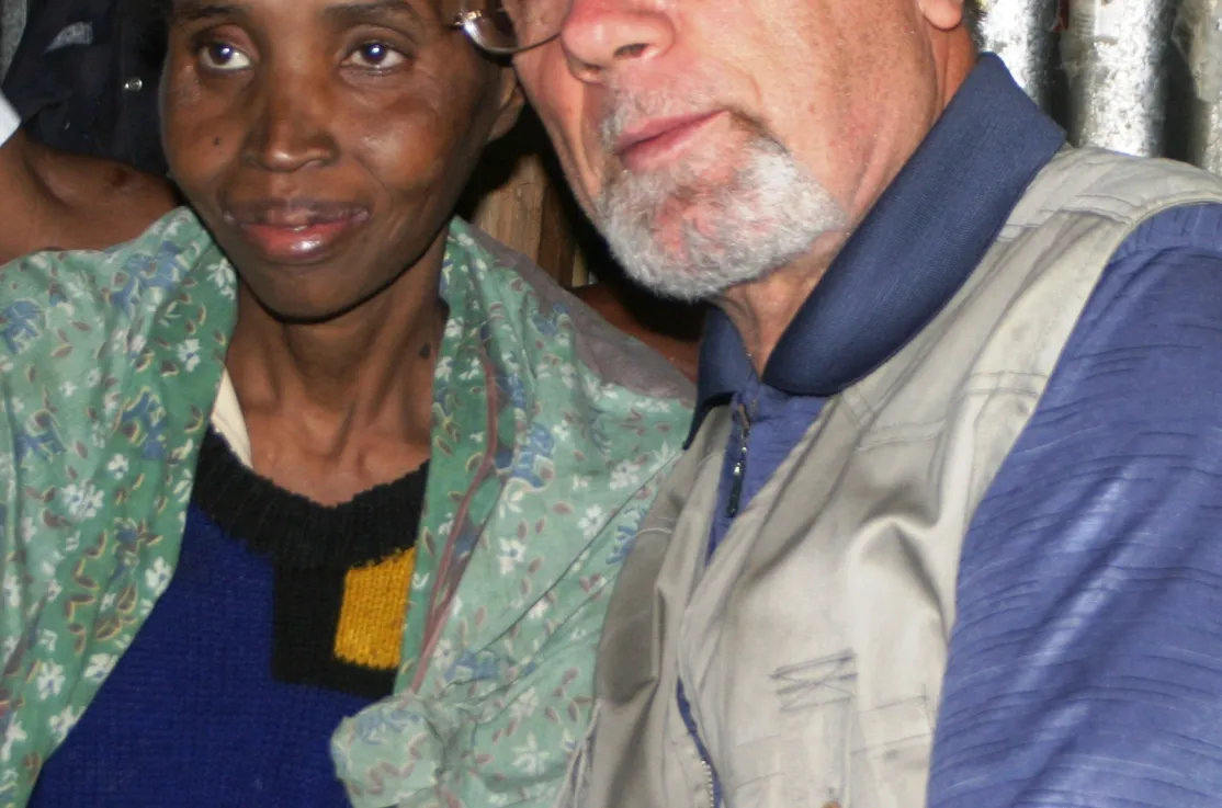 Franco Cellana abraza a Jane Warimu en su casa de Nairobi. Foto: Javier Fernández