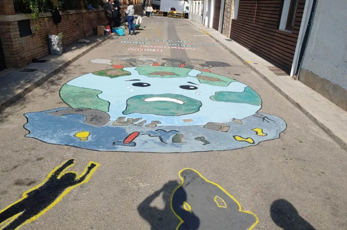 Pintada de sensibilización en la delegación comarcal de Rocafort de Manos Unidas Valencia. 