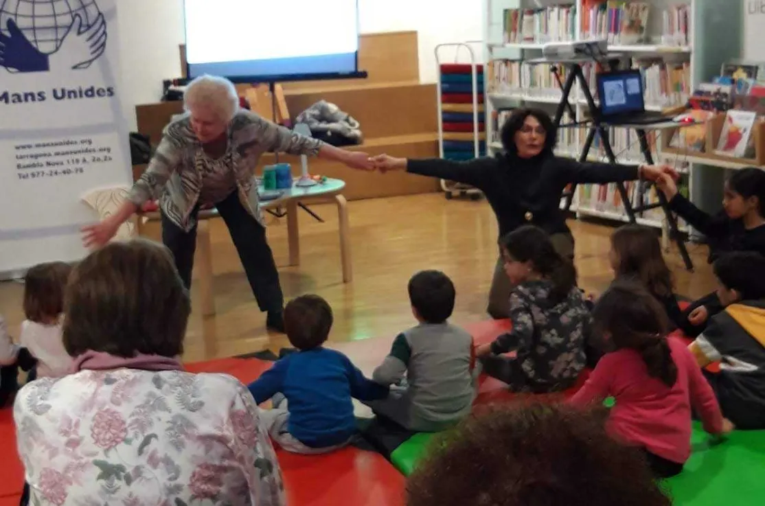 Los niños y niñas muy atentos en la sesión de cuentacuentos