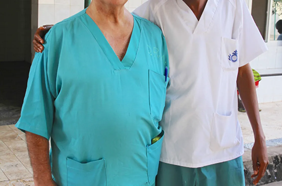 Manuel en el patio central del Hospital de Mabesseneh. Foto: http://sierraleonehsjdbcn.org