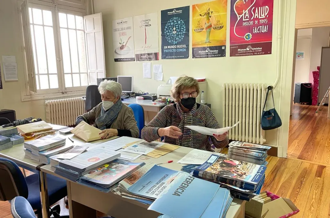 Voluntarias de la delegación de Pamplona preparando con ilusión la Campaña 63 de Manos Unidas.