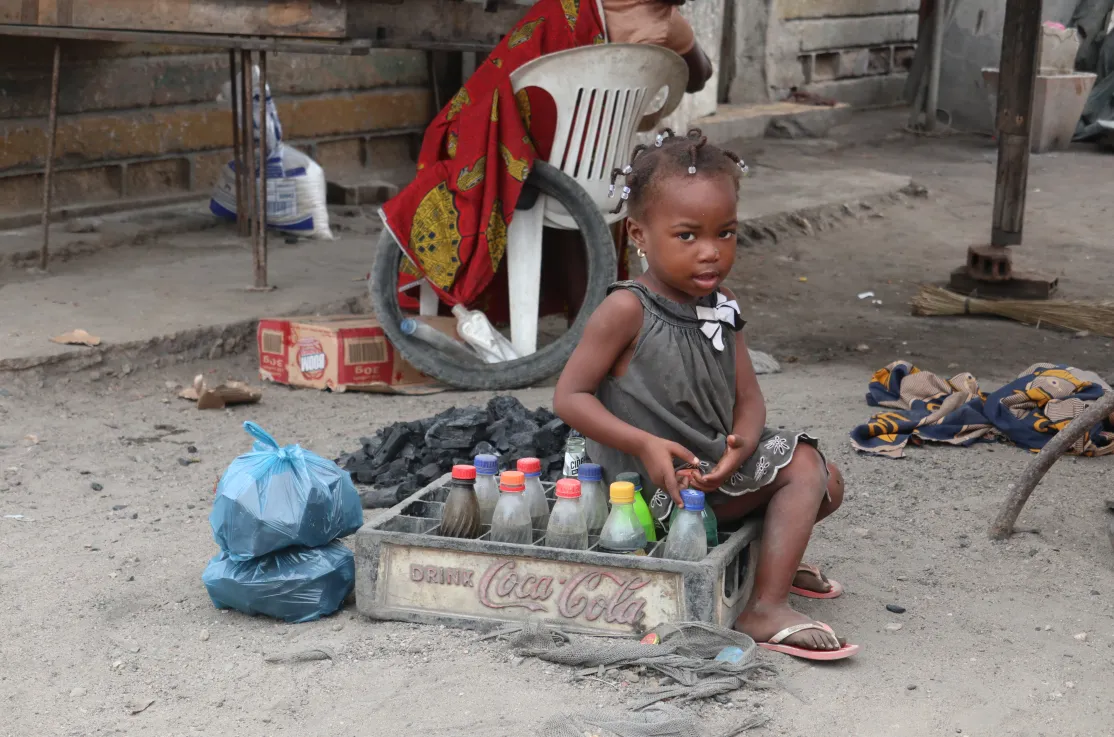 Niña en un mercado de Angola. Foto: Manos Unidas/Covadonga Suárez Smith