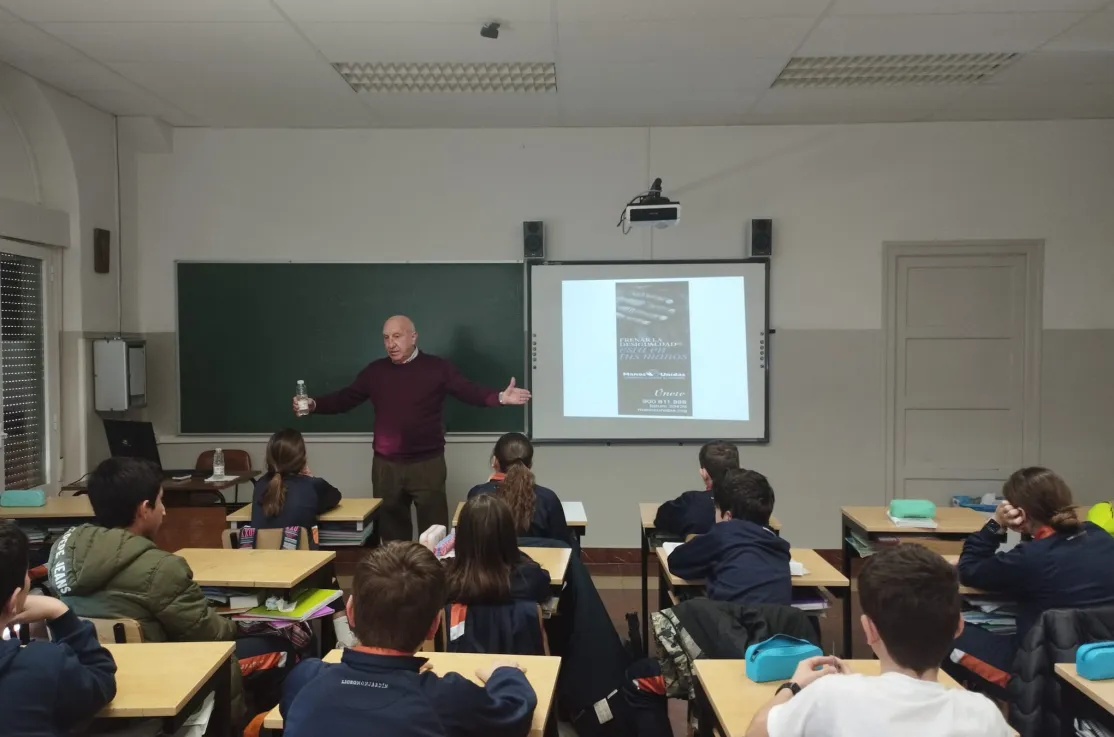 El misionero Mateo Aguirre en el Colegio Liceo Monjardín de Pamplona