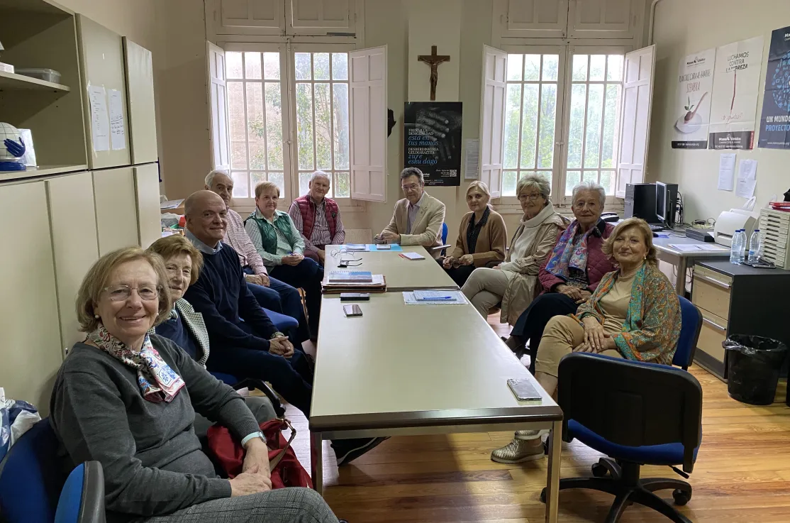 El Defensor del Pueblo de Navarra visita la delegación de Pamplona de Manos Unidas