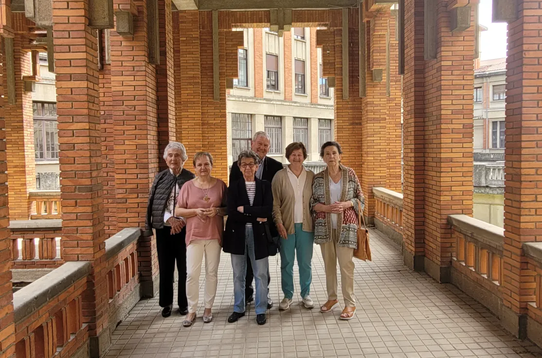 Teresita Ayestarán, Mayte Fortún, Charo Loperena, José Javier Castiella, Amparo Castiella y Elena Martinicorena en el Seminario de Pamplona