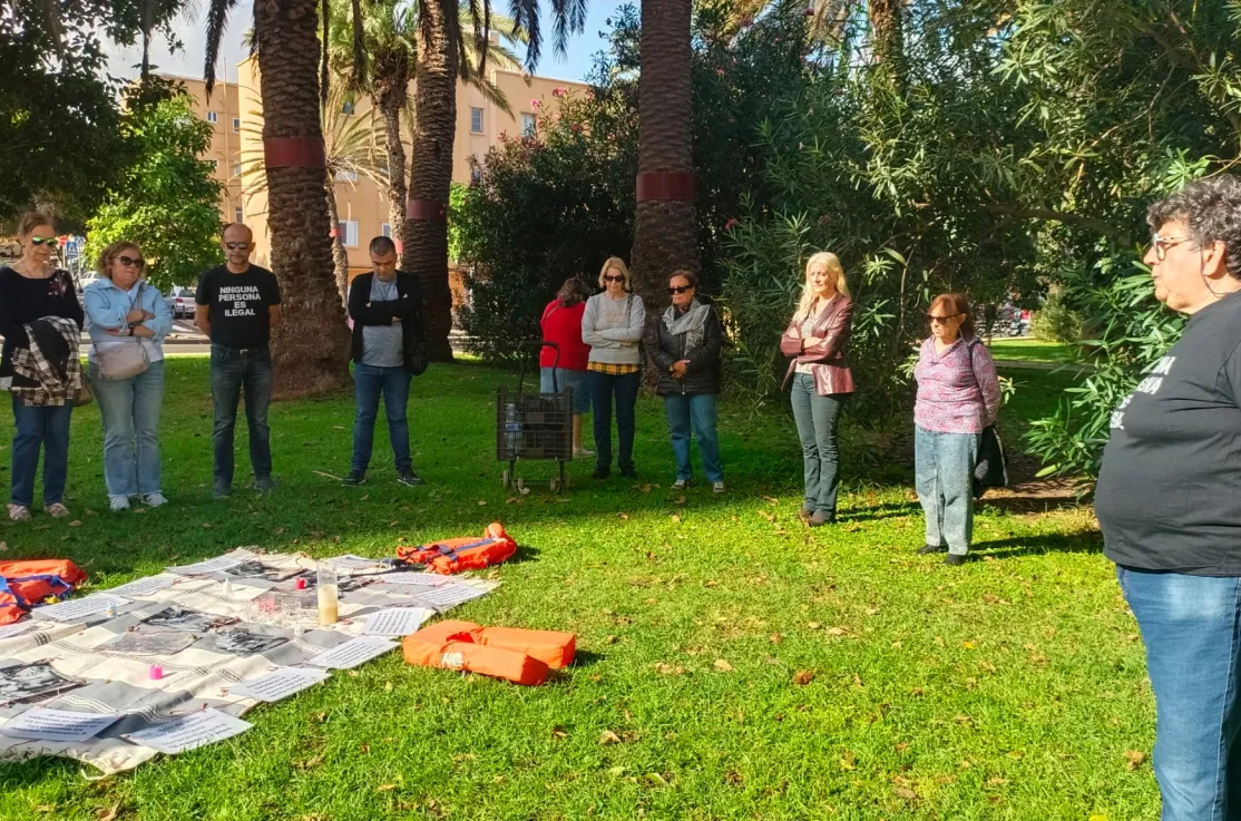 círculo de silencio en Gran Canaria con chalecos salvavidas y velas