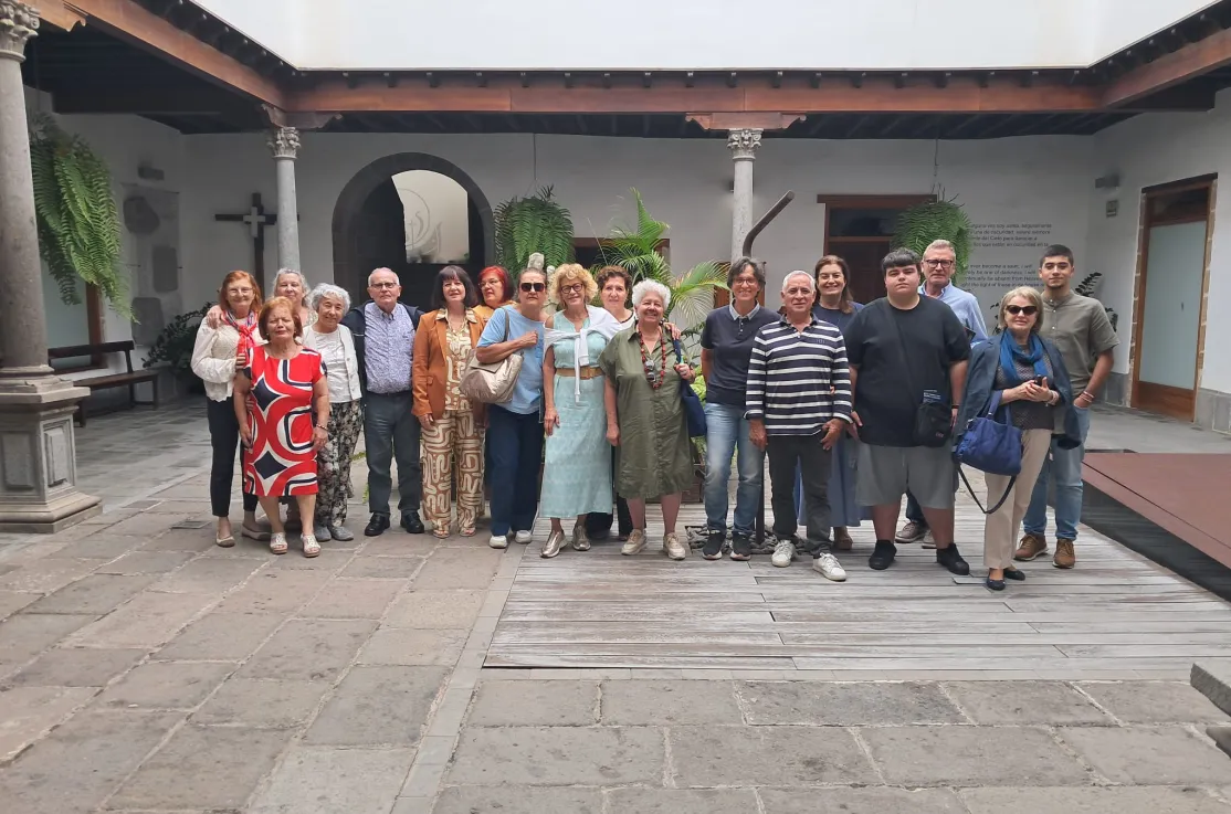 Grupo de voluntarios asistente a la formación de Julia Parra en la Casa de la Iglesia el 16 de junio de 2026.