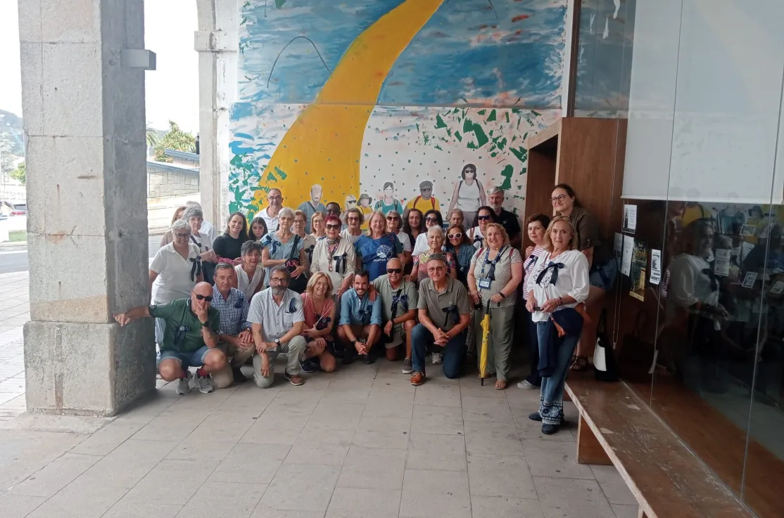 Grupo de la "Ruta solidaria" en el puerto de Ferrol.