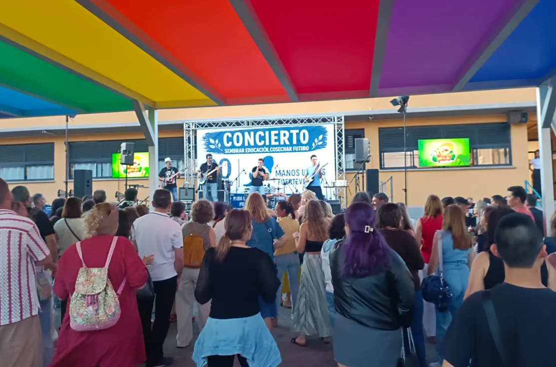 Momento del concierto en el IES Santo Tomás de Aquino de Puerto del Rosario en Fuerteventura. 