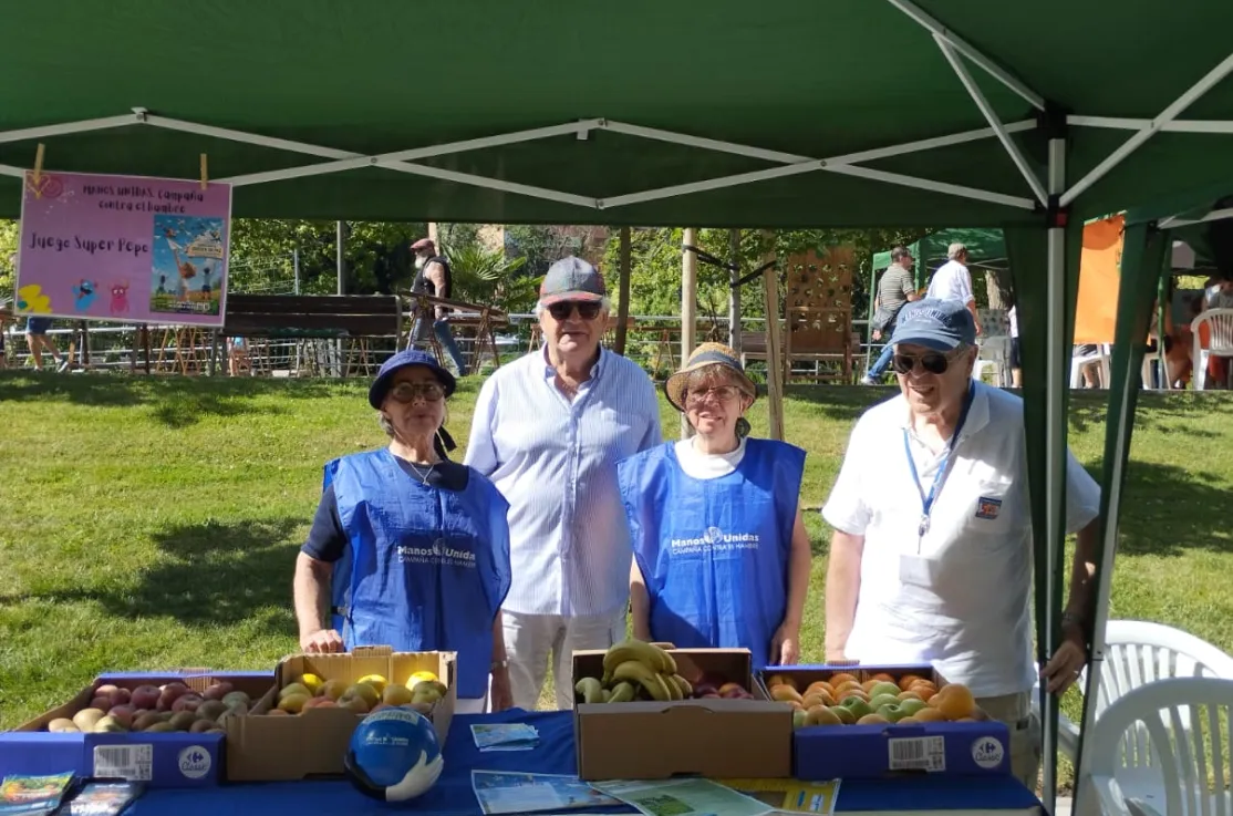 Voluntarios de Manos Unidas en la comarcal de Coslada en el stand
