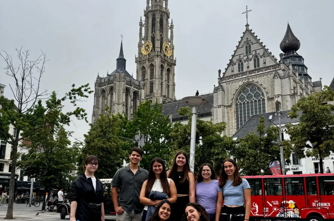 Eva Lorenzo con un grupo de asistentes del World Camp