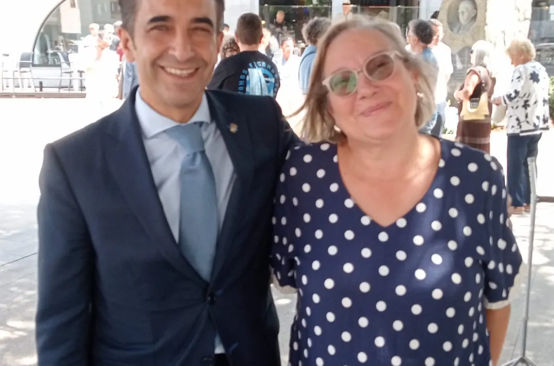 D. José Manuel Rey Varela, Alcalde de Ferrol, con la secretaria de Manos Unidas Mondoñedo-Ferrol