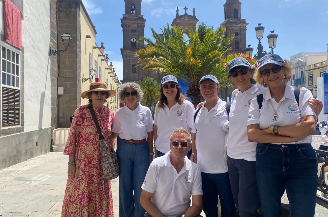 Voluntarios y miembros de Manos Unidas en la Plaza de Sta Ana esperando la llegada del Santo Padre el 11 de junio en Gran Canaria.