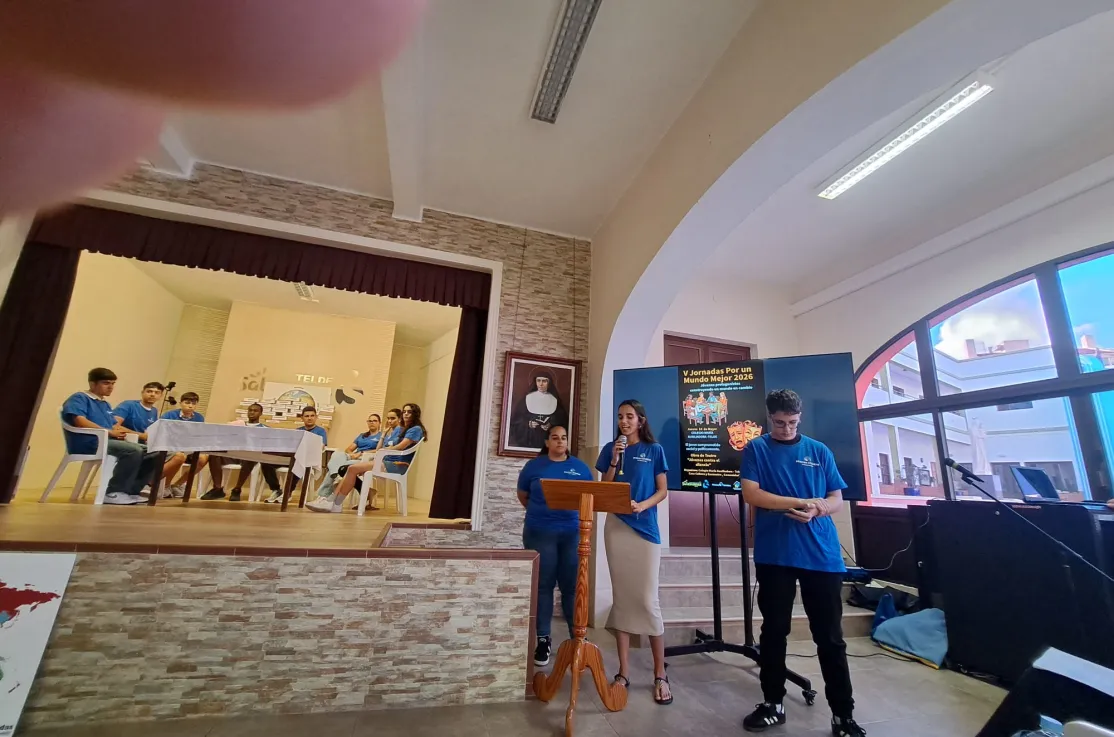 Estudiantes del colegio María Auxiliadora de Telde, Gran Canaria, representando una obra de teatro para las V Jornadas por un mundo mejor en mayo de 2026.