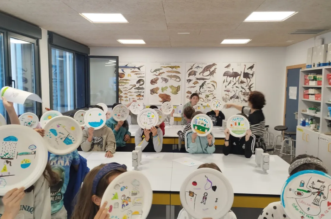 Alumnos del taller mostrando sus trabajos