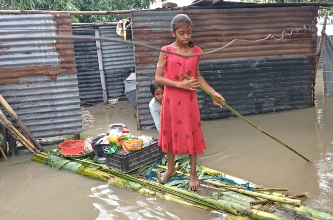 Ayuda de emergencia por inundaciones en Assam (India)