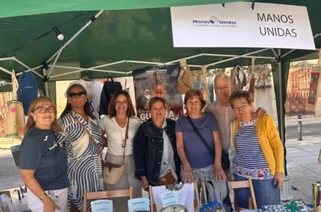 Los voluntarios de MANOS UNIDAS de Illescas en su puesto de venta del mercadillo